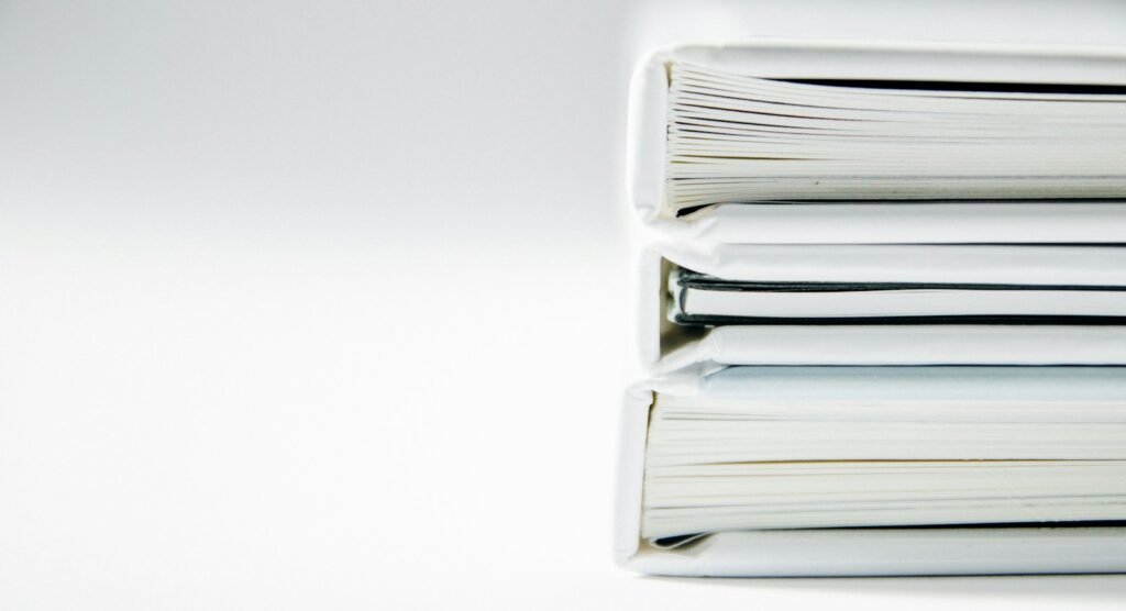 Carpetas con documentación empresarial organizada