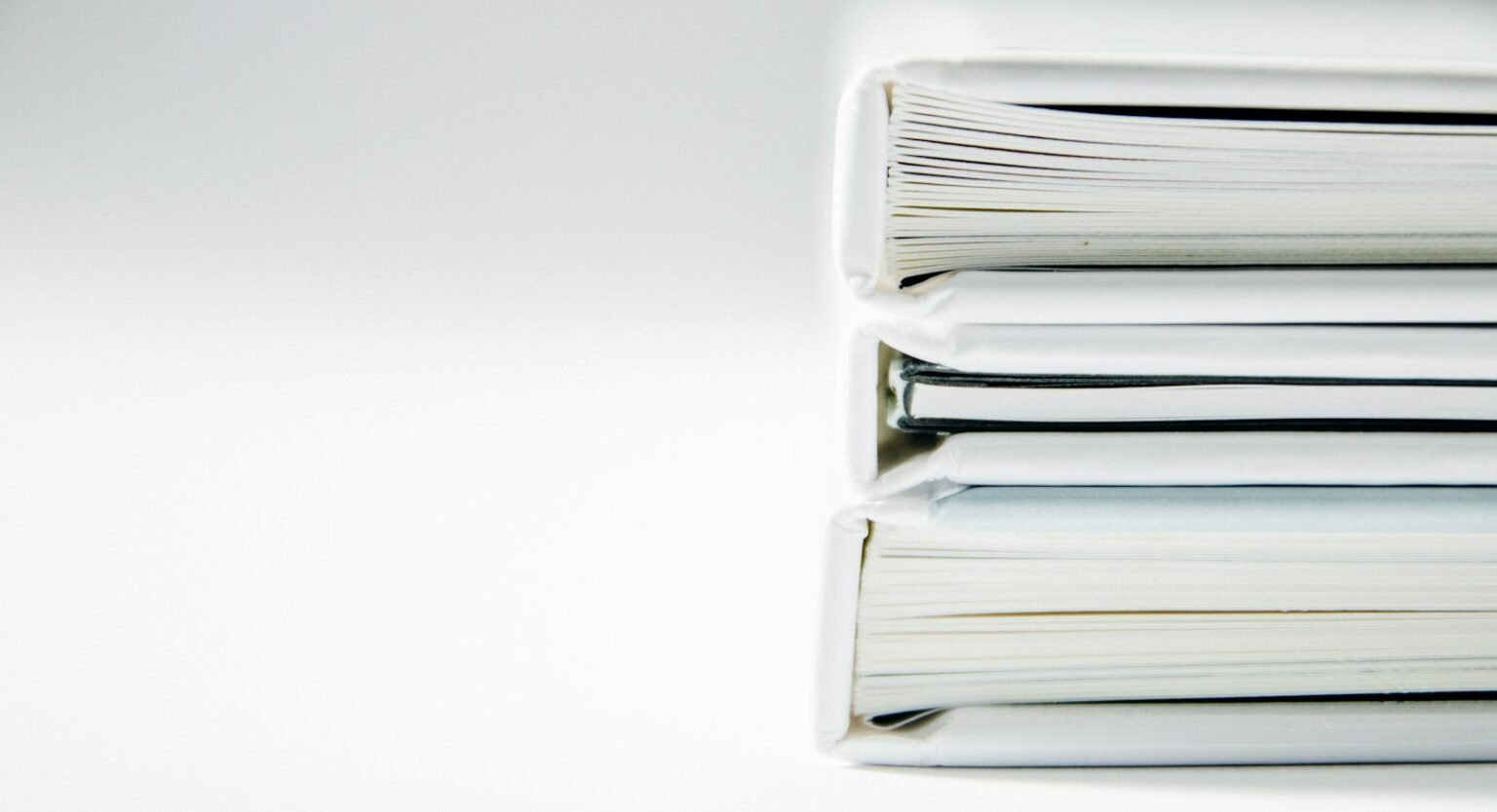 Carpetas con documentación empresarial organizada