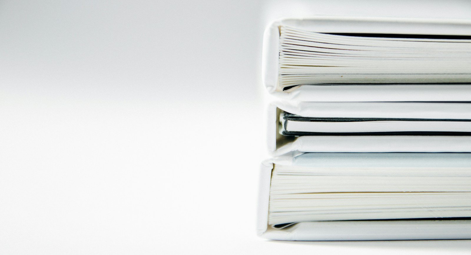 Carpetas con documentación empresarial organizada